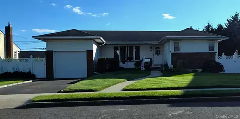 22 Berkshire Rd, Bethpage, NY 11714