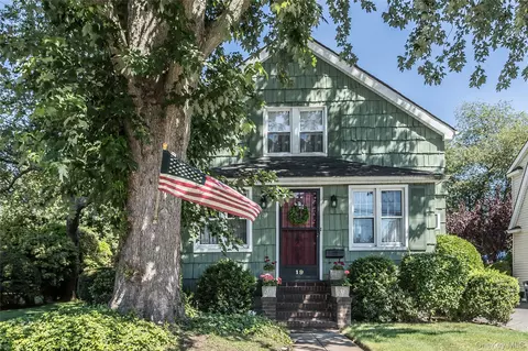 19 Princeton St, Garden City, NY 11530