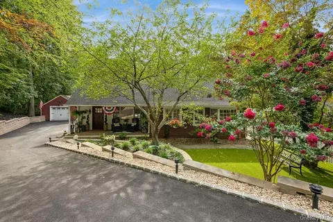 15 Briarwood Dr, Huntington, NY 11743