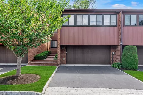 3 Cricket Club Dr, North Hempstead, NY 11576