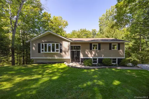 11 Coleman Rd, Hyde Park, NY 12538