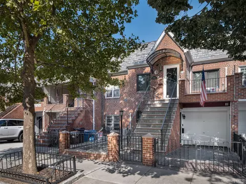 21-20 47th St, Astoria, NY 11105