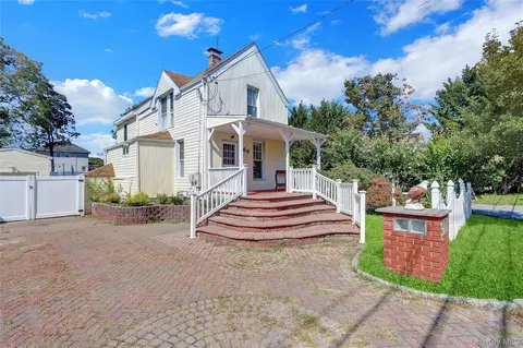 66 Center Ave, Bay Shore, NY 11706