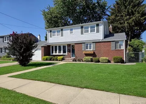 208 Eastlake Ave, Massapequa Park, NY 11762