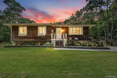 3 Emily Ct, Hampton Bays, NY 11946