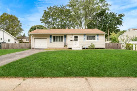 1038 Manor Ln, Bay Shore, NY 11706