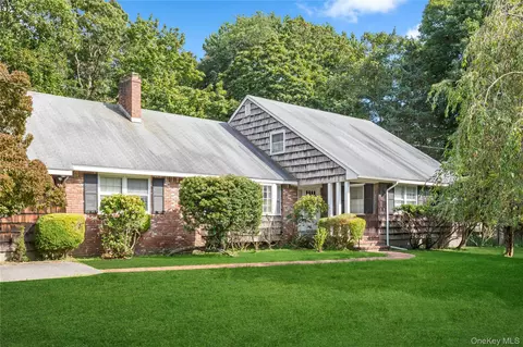 275 Durkee Ln, Brookhaven, NY 11772