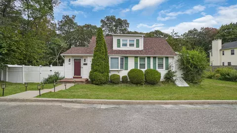 41 Lawrence St, Farmingdale, NY 11735
