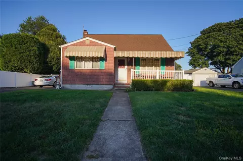 1743 Asharoken Blvd, Bay Shore, NY 11706