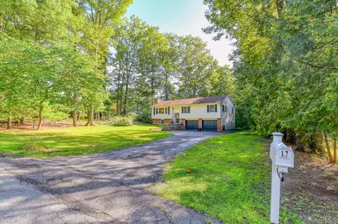 17 Pine Ct, Wallkill, NY 10941