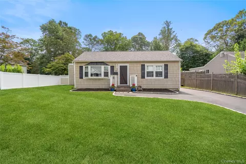 32 Woodland St, Lake Ronkonkoma, NY 11779