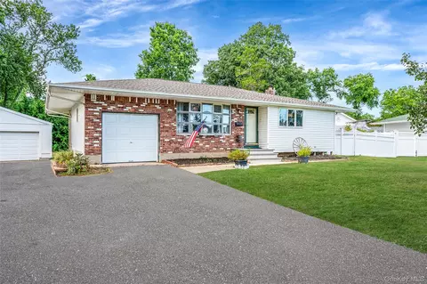 14 Mangin Rd, Commack, NY 11725