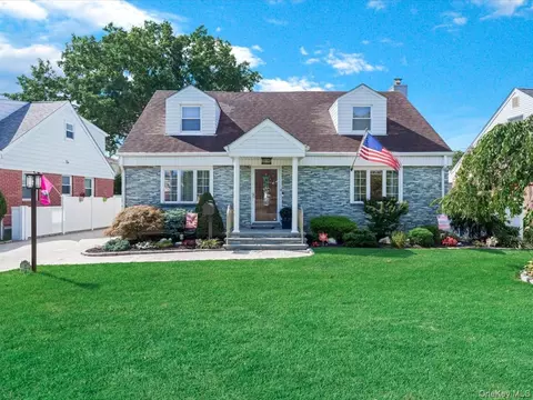 42 Tottenham Pl, North Hempstead, NY 11040