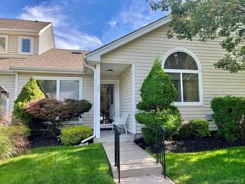 552 Birchwood Park Dr, Middle Island, NY 11953