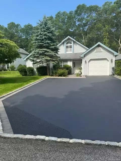 33 Huntingdale Way, Middle Island, NY 11953