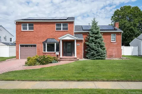 40 Bayview Pl, Massapequa, NY 11758