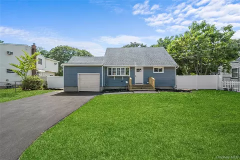 14 21st Ave, Bay Shore, NY 11706