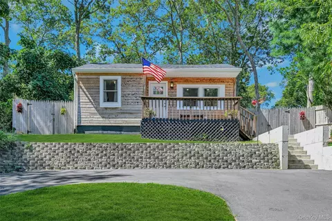 2 Setauket Trl, Ridge, NY 11961