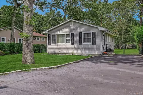 222 Priscilla Ave, Flanders, NY 11901