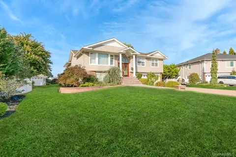 43 Duck Ln, West Islip, NY 11795