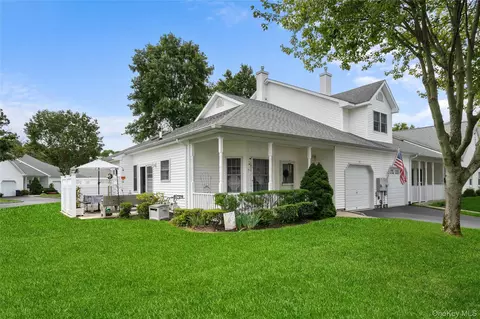53 Oyster Cove Ln, Blue Point, NY 11715