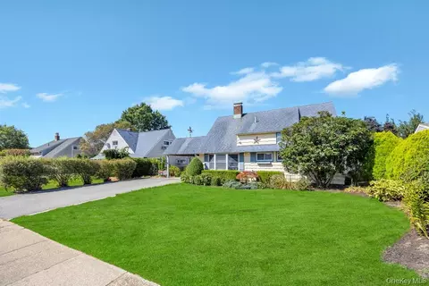 142 Blacksmith Rd E, Levittown, NY 11756
