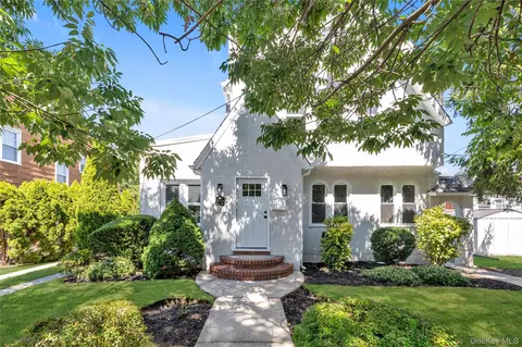 9 May Ct, West Hempstead, NY 11552