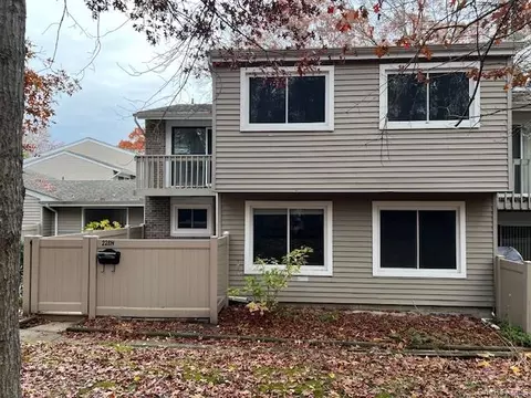 228 Springmeadow Dr #H, Holbrook, NY 11741
