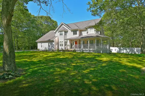 187 Robinson Ave, Medford, NY 11763