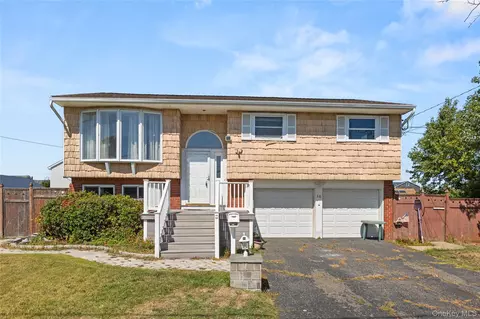 10 Pine Pl, Lindenhurst, NY 11757