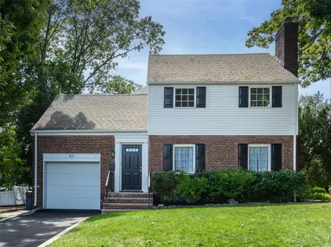 86 Dennis St, North Hempstead, NY 11030