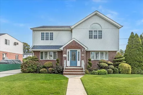 922 N 1st St, North Hempstead, NY 11040