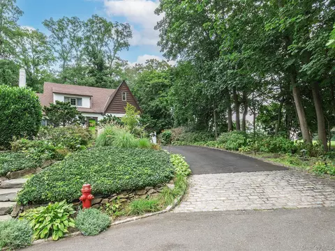 40 Oakland Dr, North Hempstead, NY 11050