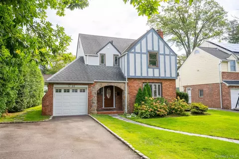 22 Andover Ln, North Hempstead, NY 11030