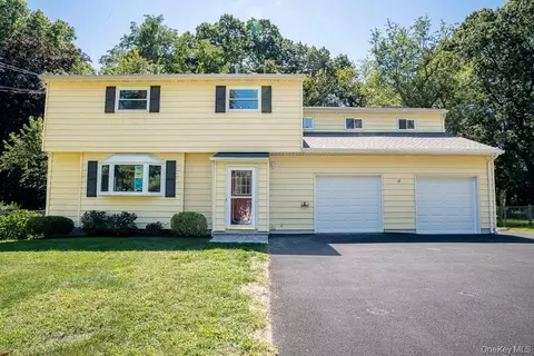 25 Robin Rd, Poughkeepsie, NY 12601