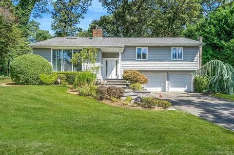 26 Long Ridge Rd, Plainview, NY 11803