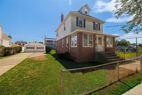 59 Lakeview Ave, Lynbrook, NY 11563