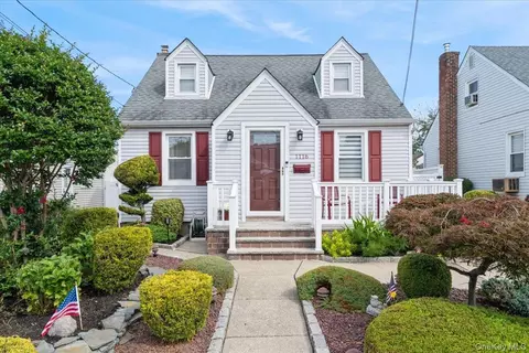 1116 Theodora St, Franklin Square, NY 11010