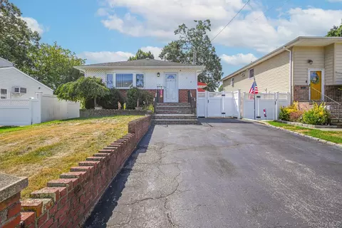 126 Commonwealth Ave, Massapequa, NY 11758