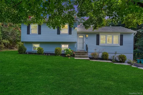 43 Mandalay Dr, Poughkeepsie, NY 12603