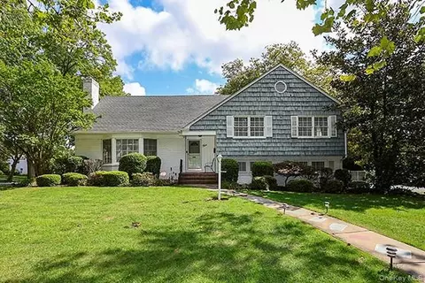 4 Barnes Ln, Garden City, NY 11530