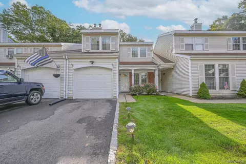 232 Ivy Meadow Ct, Middle Island, NY 11953