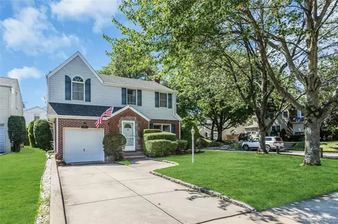 130 Cambridge Ave, Stewart Manor, NY 11530