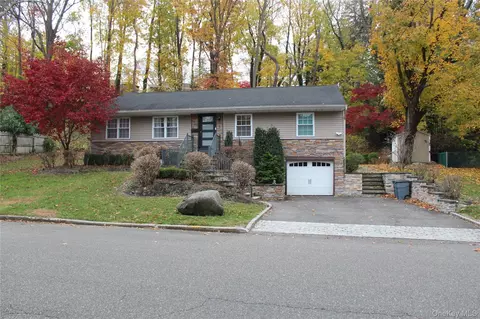 5 Meadowfield Ln, Glen Cove, NY 11542