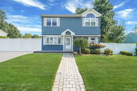 31 Pine St, Central Islip, NY 11722