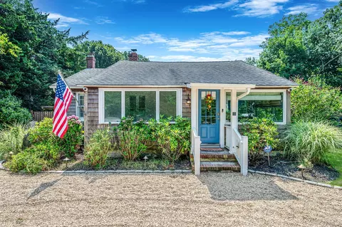 1 Springville Cir, Hampton Bays, NY 11946