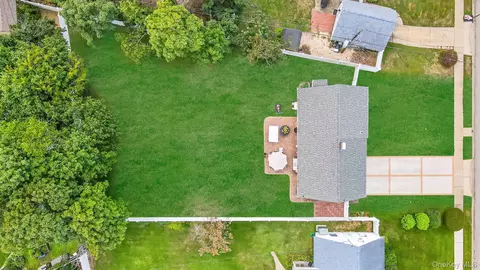 4 Target Ln, Levittown, NY 11756