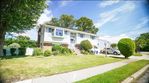 6 Waltie Ct, West Babylon, NY 11704