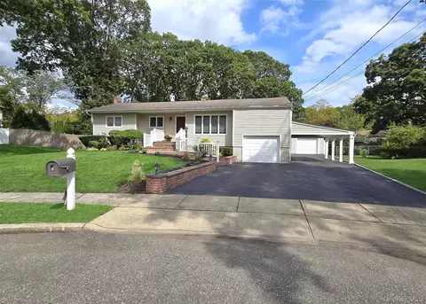 3 Candlestick Ct, Dix Hills, NY 11746
