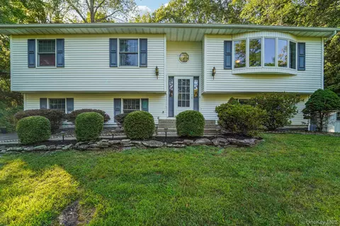 64 Palomino Pl, New Windsor, NY 12553